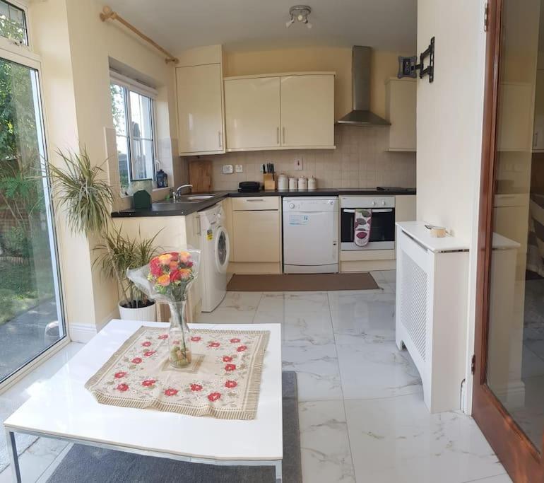 3 Bedroom 3 Bathroom House, Dublin Lucan Zewnętrze zdjęcie